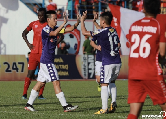 Văn Quyết ăn mừng bàn thắng cùng Quang Hải. Trận này, đội trưởng của Hà Nội FC thi đấu xuất sắc với 1 bàn thắng và 1 pha kiến tạo thành bàn. Ảnh: bongda24h.vn